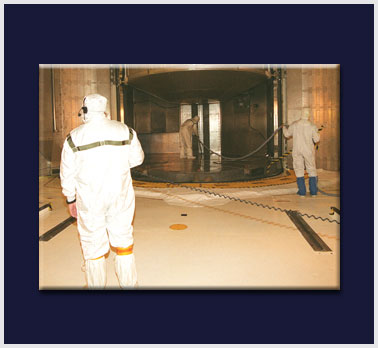 Workers in the PCR, loading a payload into the shuttle.